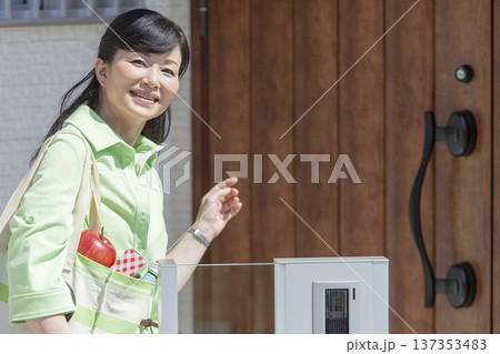ショッピングバッグを持つ女性 137353483