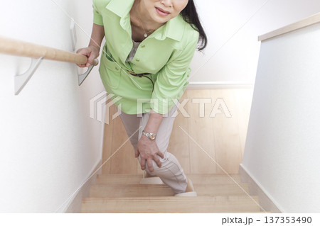 階段を上る女性 階段を上る女性 137353490