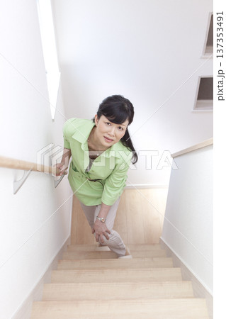 階段を上る女性 階段を上る女性 137353491
