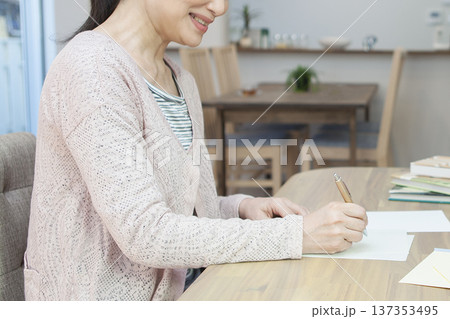 手紙を書く女性 手紙を書く女性 137353495