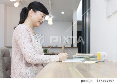 手紙を書く女性 137353497