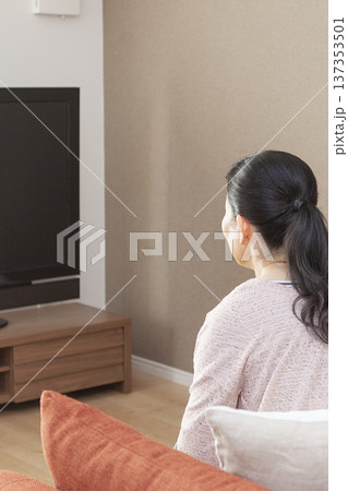 テレビを見る女性 137353501