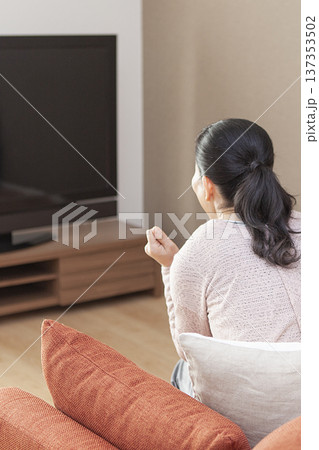 テレビを見る女性 テレビを見る女性 137353502