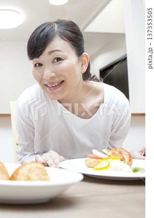 朝食を食べる女性 137353505