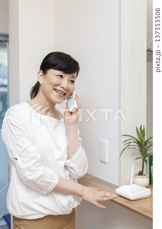 電話で話す女性 電話で話す女性 137353506