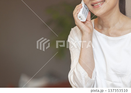 電話で話す女性 137353510