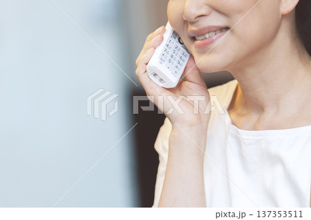 電話で話す女性 電話で話す女性 137353511