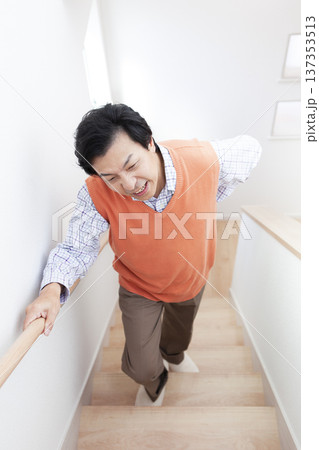 階段を上る男性 階段を上る男性 137353513