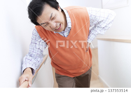 階段を上る男性 137353514