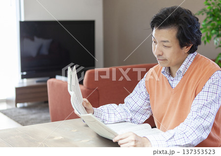 新聞を読む男性 137353523
