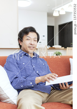 ソファで読書をする男性 ソファで読書をする男性 137353532