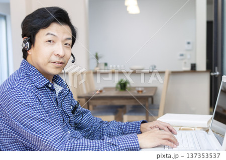 パソコンを操作する男性 137353537
