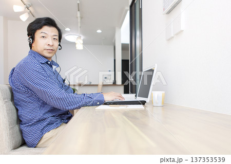パソコンを操作する男性 137353539