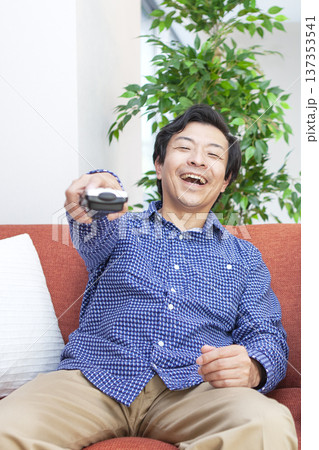 テレビを見る男性 137353541