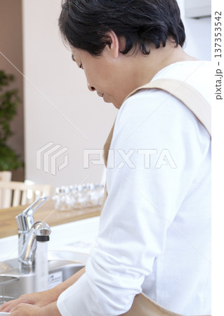 皿洗をする男性 皿洗をする男性 137353542