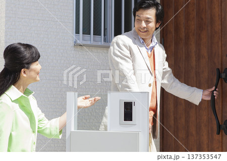 外出から帰宅する夫婦 外出から帰宅する夫婦 137353547