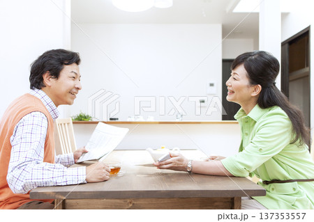 ダイニングテールで会話する夫婦 ダイニングテールで会話する夫婦 137353557