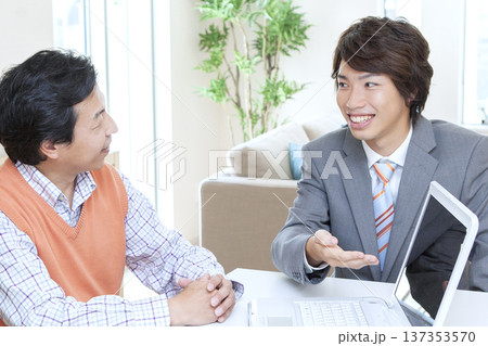 営業マンと打ち合わせをする男性 営業マンと打ち合わせをする男性 137353570