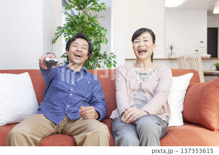 テレビを見る夫婦 テレビを見る夫婦 137353615