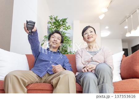 テレビを見る夫婦 137353616
