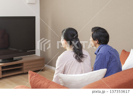 テレビを見る夫婦 テレビを見る夫婦 137353617