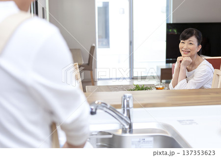 皿洗をする男性と寛ぐ女性 137353623