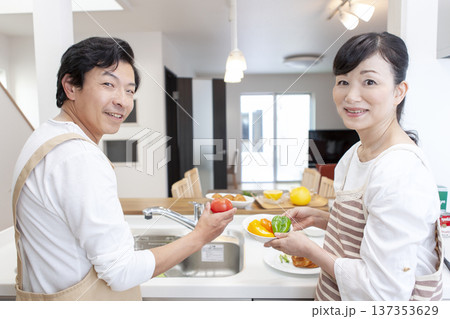 料理をする夫婦 料理をする夫婦 137353629