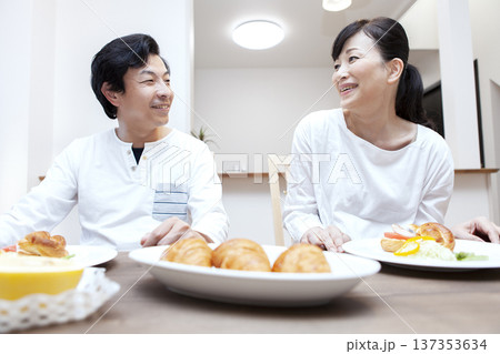 朝食を食べる夫婦 朝食を食べる夫婦 137353634