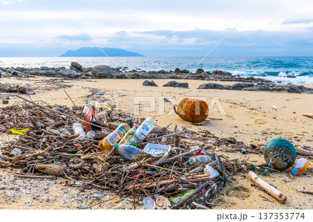 漂着ゴミ　永田いなか浜　　屋久島の海亀産卵地(冬 137353774