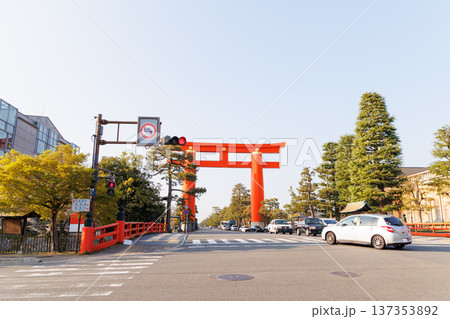 平安神宮の大鳥居と桜 137353892