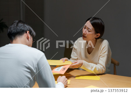たくさんの請求書に悩む夫婦 137353912