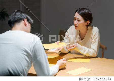 たくさんの請求書に悩む夫婦 137353913