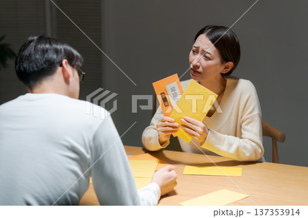 たくさんの請求書に悩む夫婦 137353914