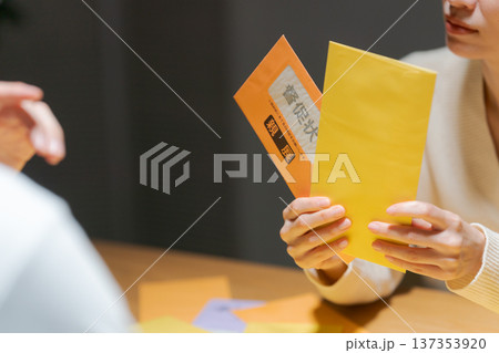 たくさんの請求書に悩む夫婦 137353920