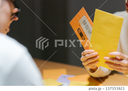 たくさんの請求書に悩む夫婦 137353921