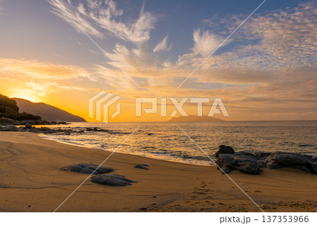 永田いなか浜の夕景 屋久島の海亀産卵地(冬 永田いなか浜の夕景 屋久島の海亀産卵地(冬 137353966
