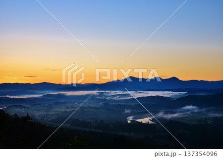 新潟県小千谷市小千谷山本山高原からの雲海朝焼けの越後三山展望風景 新潟県小千谷市小千谷山本山高原からの雲海朝焼けの越後三山展望風景 137354096