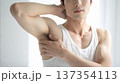 メンズ脱毛・ビフォー　脱毛前の脇のクローズアップ　タンクトップ姿の若い筋肉質な男性　ボディケア・美容 137354113