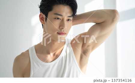 メンズ脱毛・ビフォー　脱毛前の脇のクローズアップ　タンクトップ姿の若い筋肉質な男性　ボディケア・美容 137354116