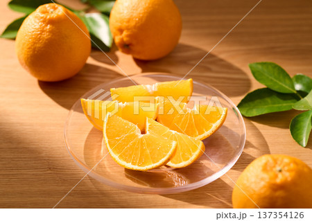 グラスの皿に盛り付けたデコポン 137354126