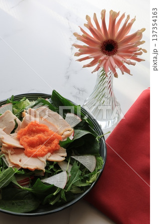 新鮮なサラダ 137354163