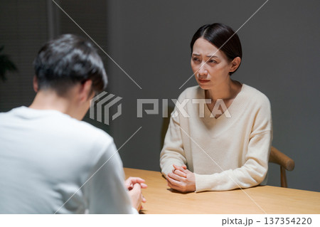 深刻な話し合いをする夫婦 深刻な話し合いをする夫婦 137354220