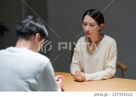 深刻な話し合いをする夫婦 137354222