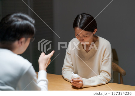 深刻な話し合いをする夫婦 深刻な話し合いをする夫婦 137354226