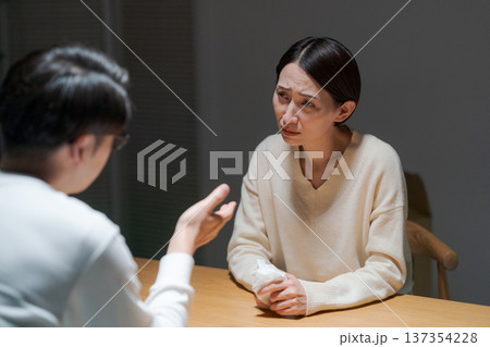 深刻な話し合いをする夫婦 深刻な話し合いをする夫婦 137354228