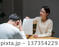 深刻な話し合いをする夫婦 137354229