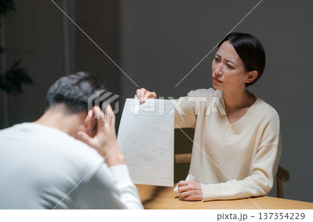 深刻な話し合いをする夫婦 137354229