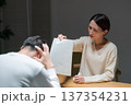深刻な話し合いをする夫婦 137354231