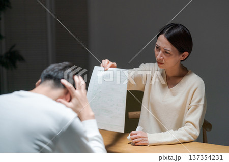 深刻な話し合いをする夫婦 深刻な話し合いをする夫婦 137354231