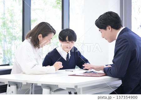 塾や学校で進路の面談を受ける親と子供　三者面談高校受験や大学受験のイメージ 137354900
